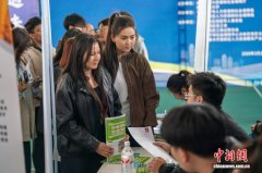 新疆举办就业公共服务进校园活动 提供8000余个岗位